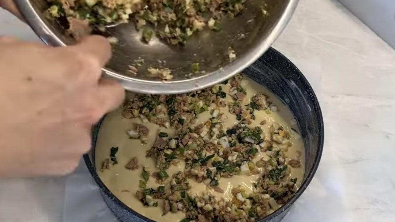 Господині розповіли, як приготувати смачний пиріг з рибної консерви 