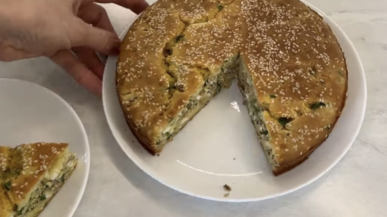 Господині розповіли, як приготувати смачний пиріг з рибної консерви 