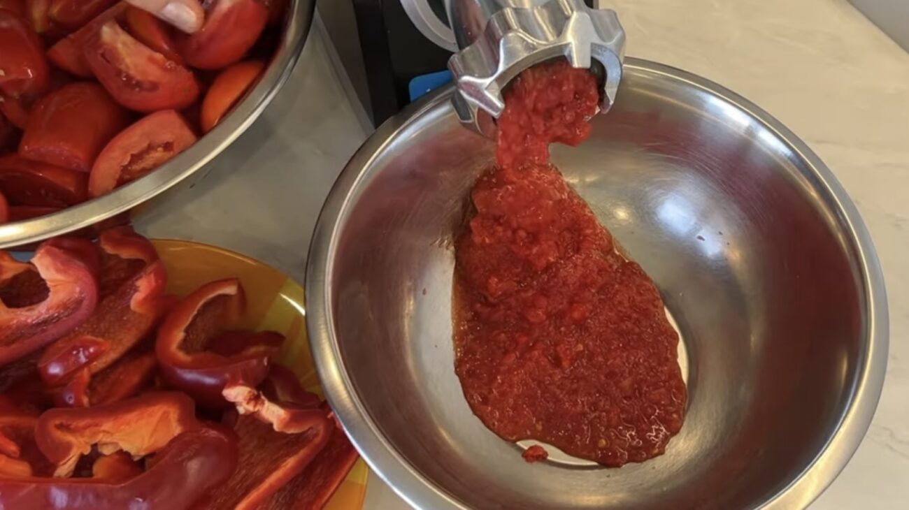 Господині розповіли, як приготувати томатну заправку на зиму 