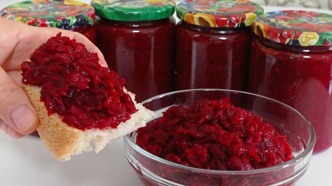 Господині назвали рецепт консервованої заправки для борщу