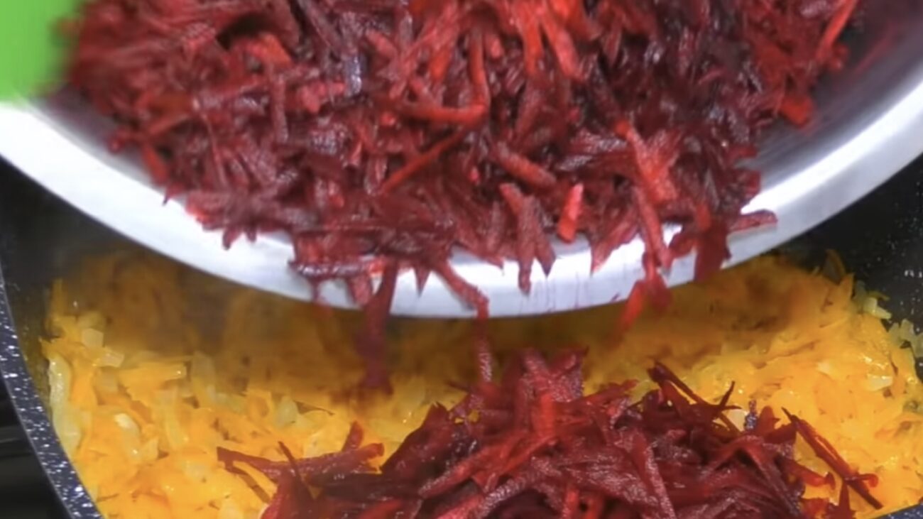 Господині розповіли, як приготувати універсальну овочеву заправку на зиму 