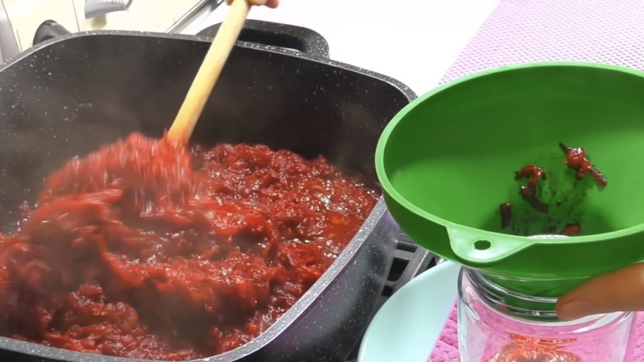 Господині розповіли, як приготувати універсальну овочеву заправку на зиму 