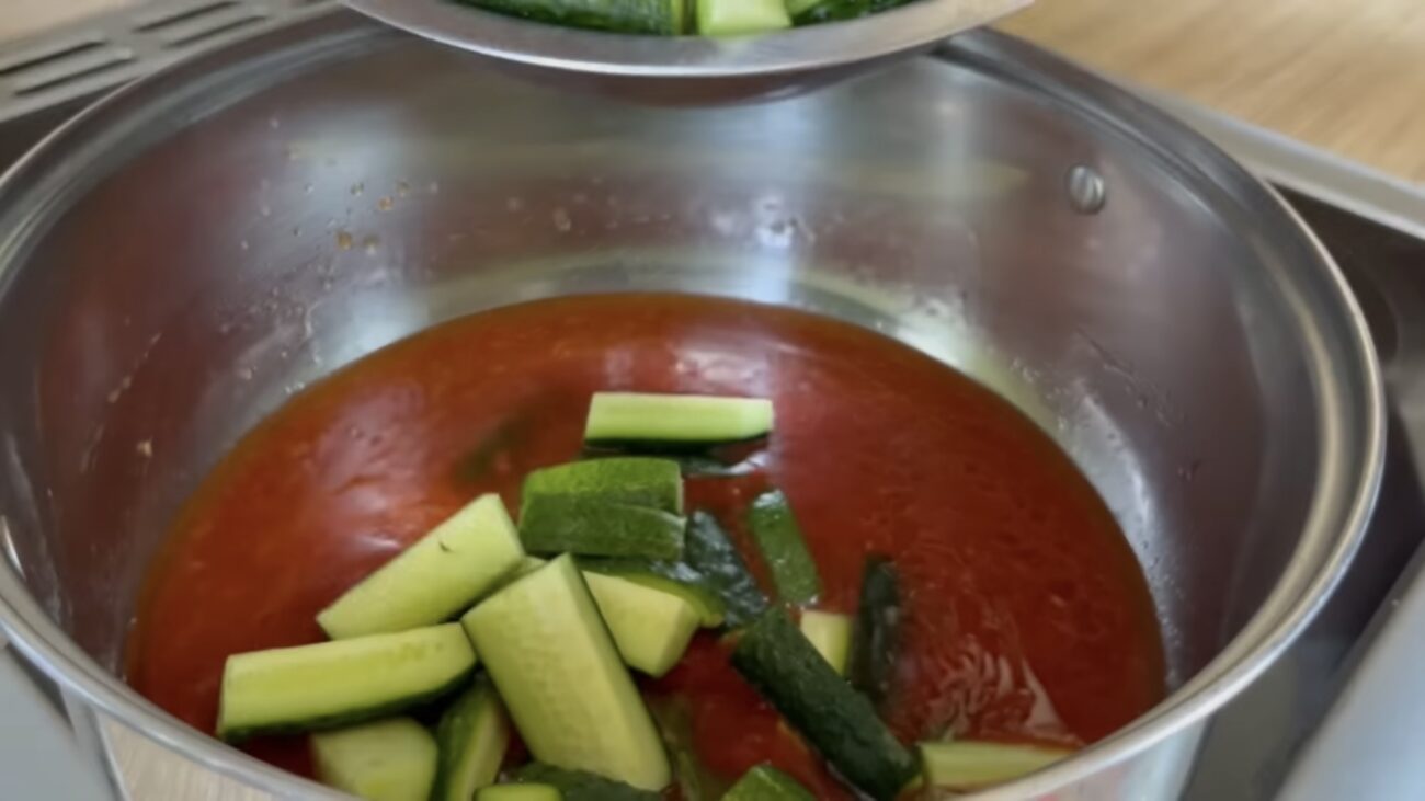 Господині розповіли, як закрити смачні мариновані огірки 