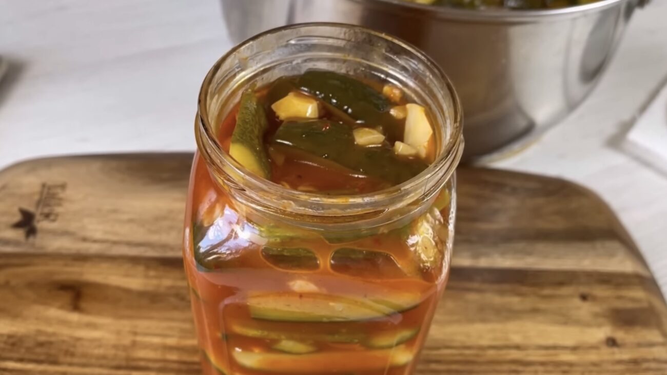 Господині розповіли, як закрити смачні мариновані огірки 