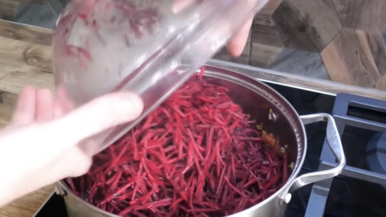 Господині розповіли, як приготувати заправку для борщу на зиму 