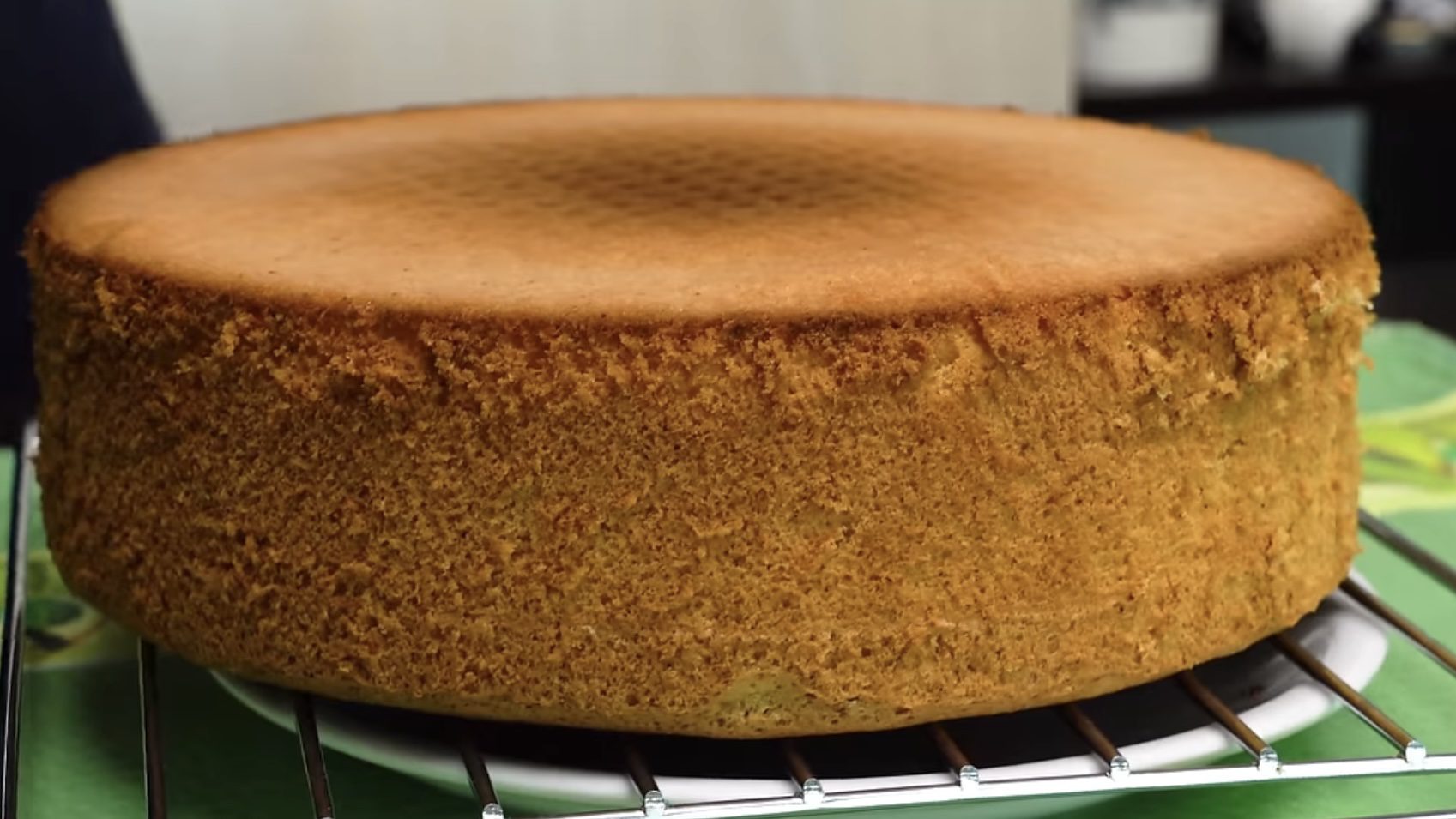 Господині розповіли, як приготувати бісквіт, щоб він був пишним 