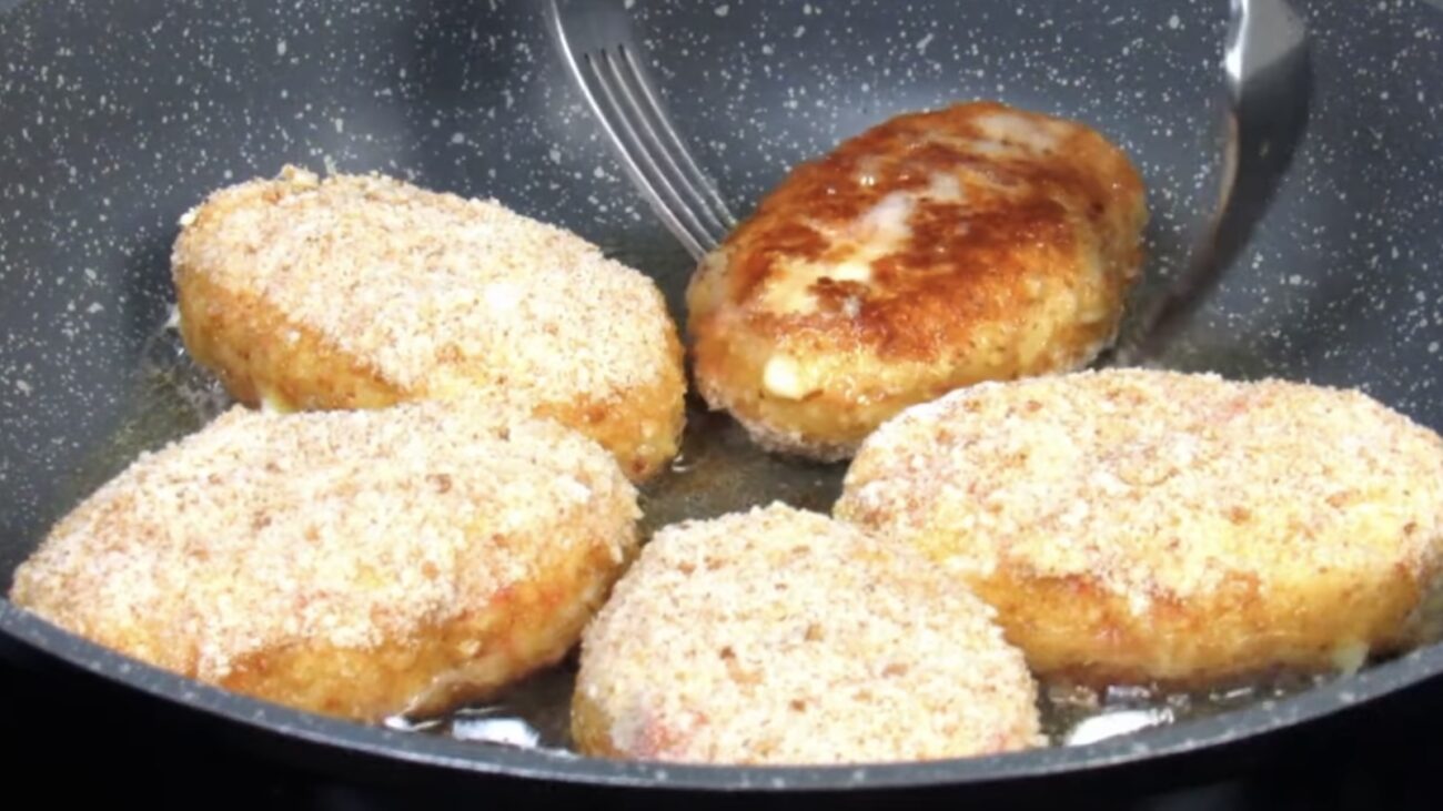 Господині показали, як з крабових паличок приготувати смачні котлети 