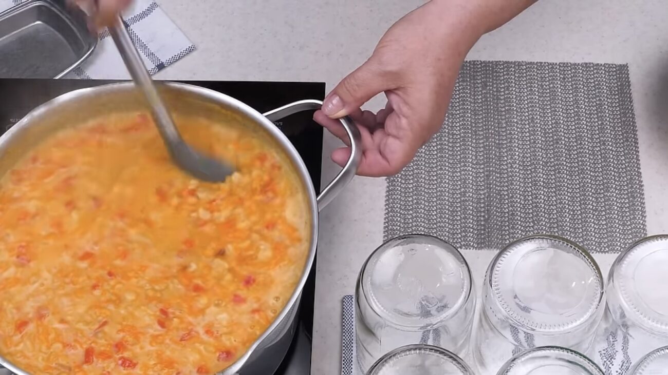 Господині розповіли, як приготувати на зиму гороховий суп у банках 