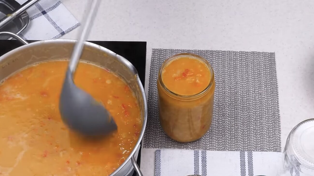 Господині розповіли, як приготувати на зиму гороховий суп у банках 