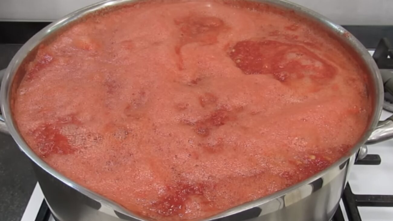 Господині розповіли, як приготувати універсальний томатний соус на зиму 