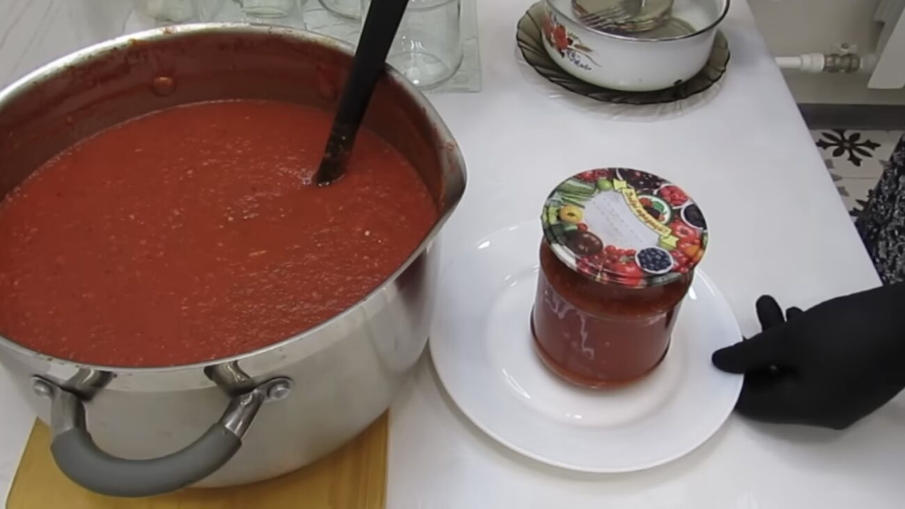 Господині розповіли, як приготувати універсальний томатний соус на зиму 