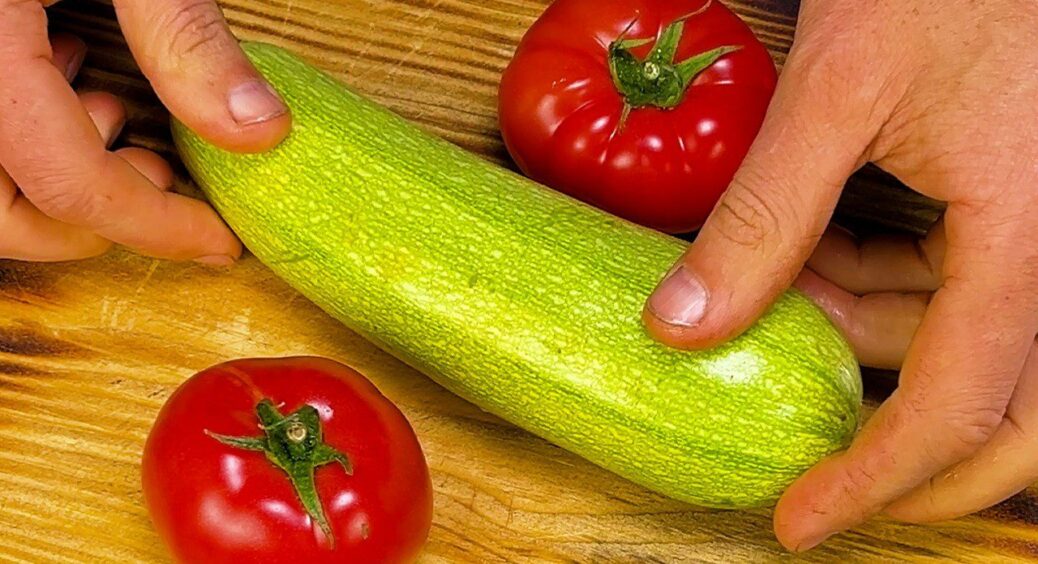 Сусіди вже замовили трактор перекопати город, а в мене досі повно томатів і кабачків: 1 підживка обом овочам 