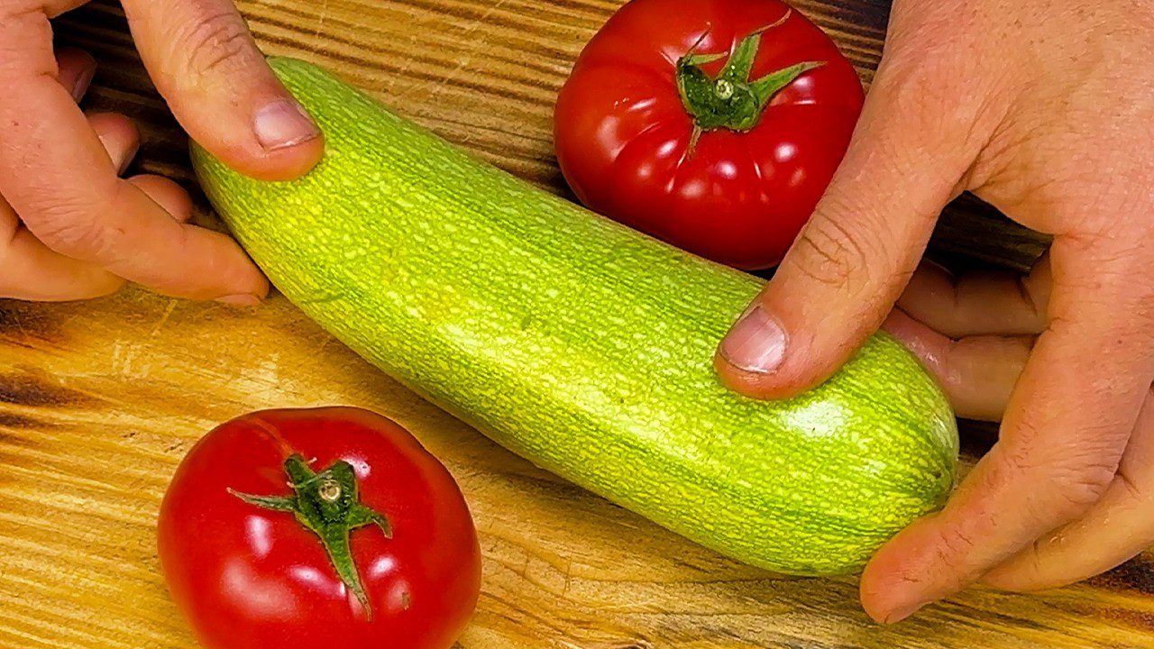 Городники розповіли, як у вересні підживити томати та кабачки 