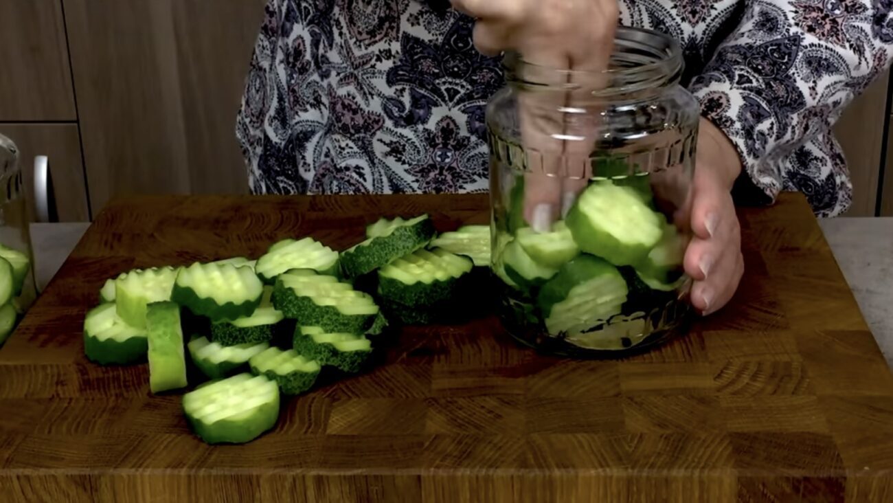 Господині розповіли, як приготувати зимовий салат з перерослих огірків Господині розповіли, як приготувати зимовий салат з перерослих огірків