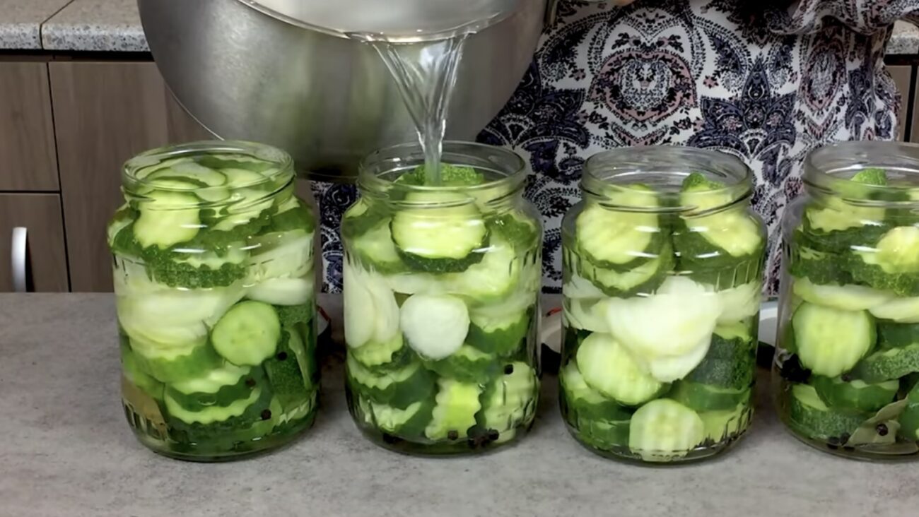 Господині розповіли, як приготувати зимовий салат з перерослих огірків Господині розповіли, як приготувати зимовий салат з перерослих огірків