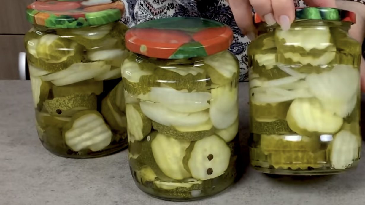 Господині розповіли, як приготувати зимовий салат з перерослих огірків Господині розповіли, як приготувати зимовий салат з перерослих огірків