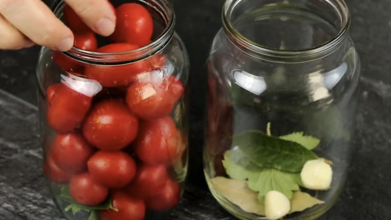 Господині поділилися рецептом смачних маринованих помідорів 