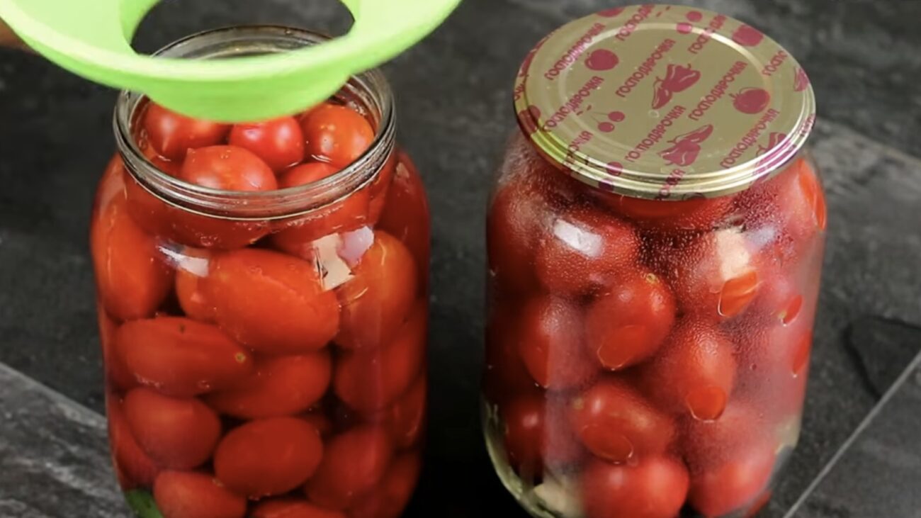 Господині поділилися рецептом смачних маринованих помідорів 