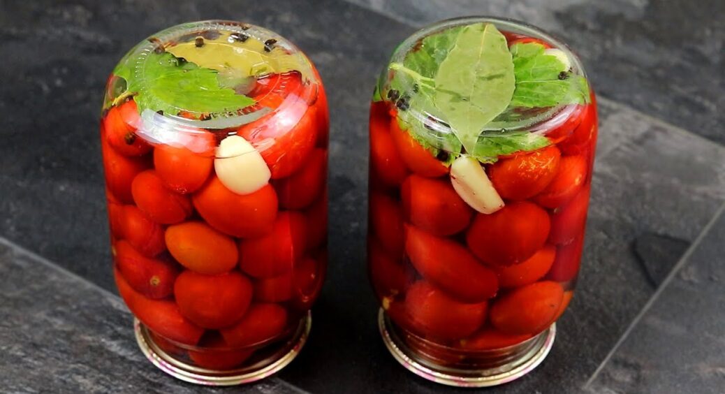 Рецепт маринованих помідорів дістався мені у спадок від бабусі: на 1 літр розсолу цукру та солі тільки так 