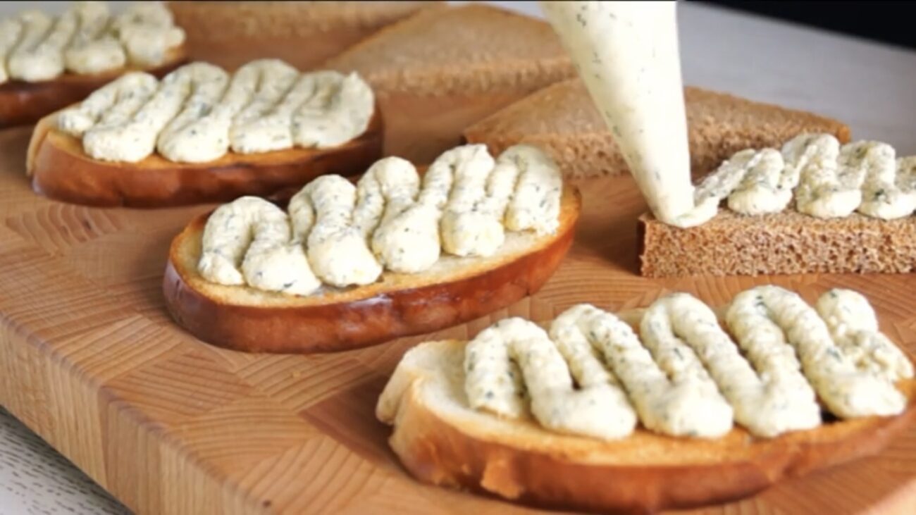 Господині поділилися рецептом смачної намазки з консервою і плавленим сирком Господині поділилися рецептом смачної намазки з консервою і плавленим сирком