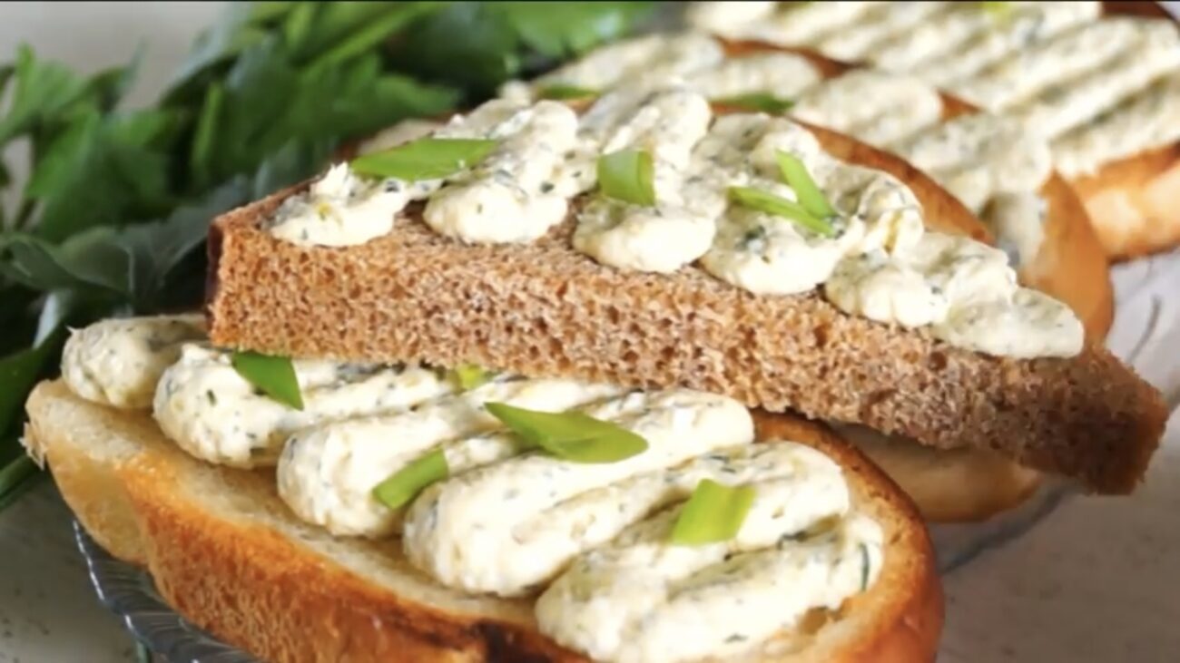 Господині поділилися рецептом смачної намазки з консервою і плавленим сирком Господині поділилися рецептом смачної намазки з консервою і плавленим сирком