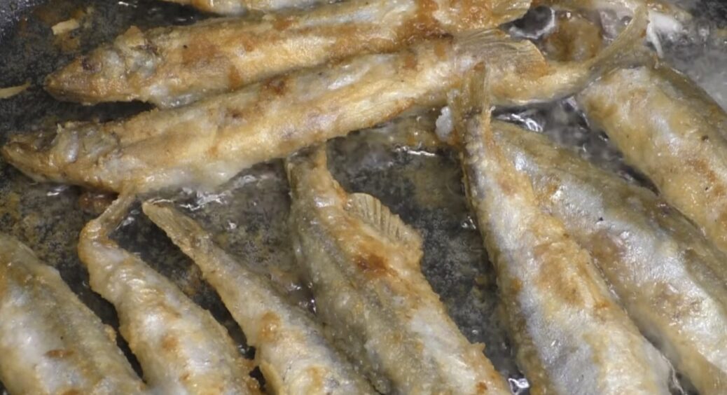 Навіть чоловік у спальні не знає, що я готую мойву, а сусіди — тим паче: 3 трюки, як смажити рибу без запаху 