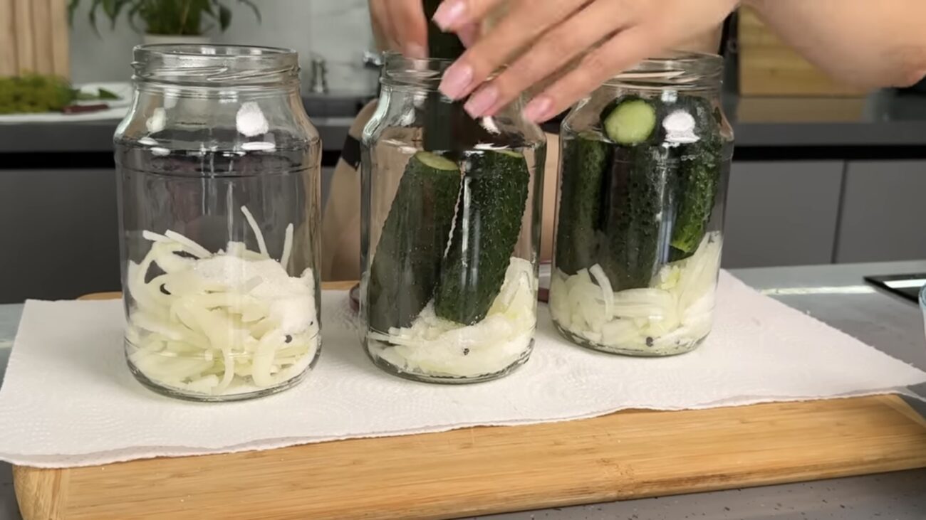 Господині розповіли рецепт хрустких та смачних маринованих огірків 
