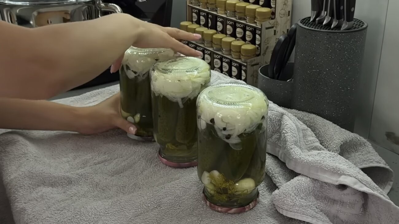 Господині розповіли рецепт хрустких та смачних маринованих огірків 