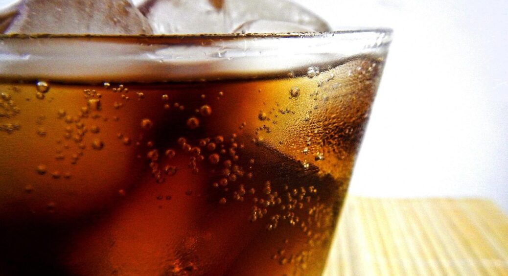 Раніше я кока-колою мила унітази, поки не дізналася про цю чудодійну властивість: 1 пляшка змінить все 