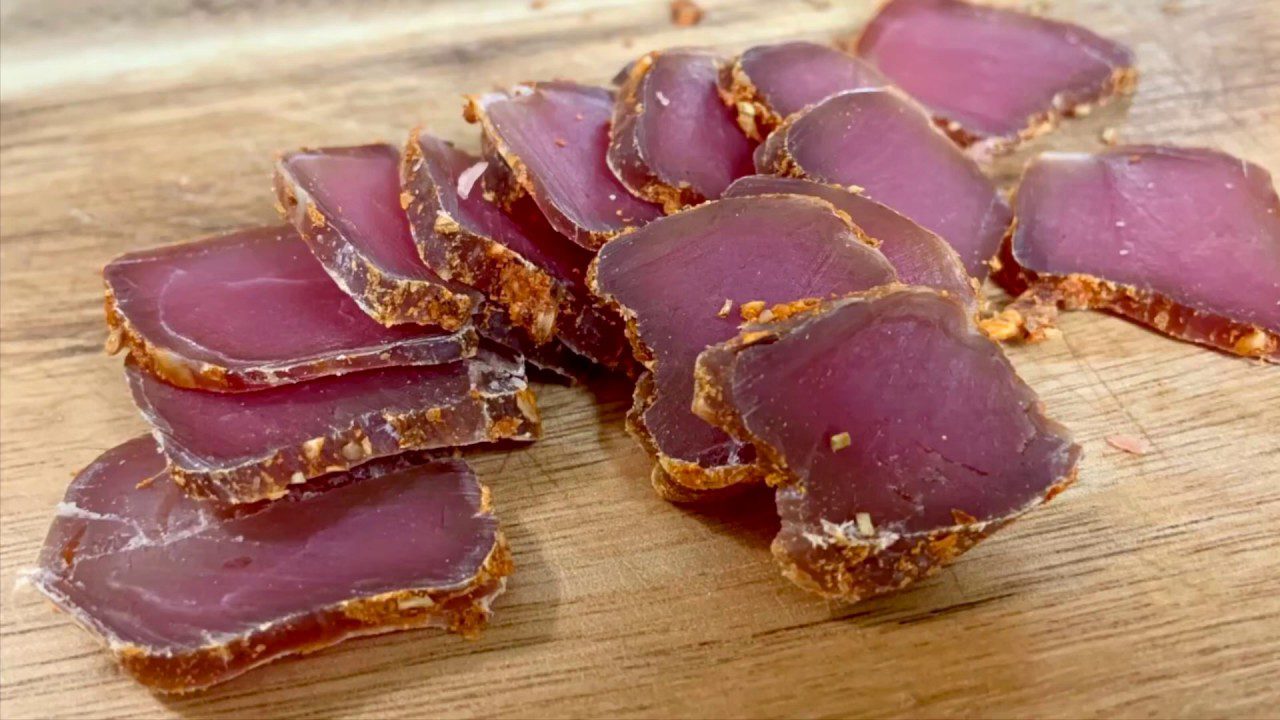 Господині розповіли, як приготувати домашній вʼялений балик за 4 дні 