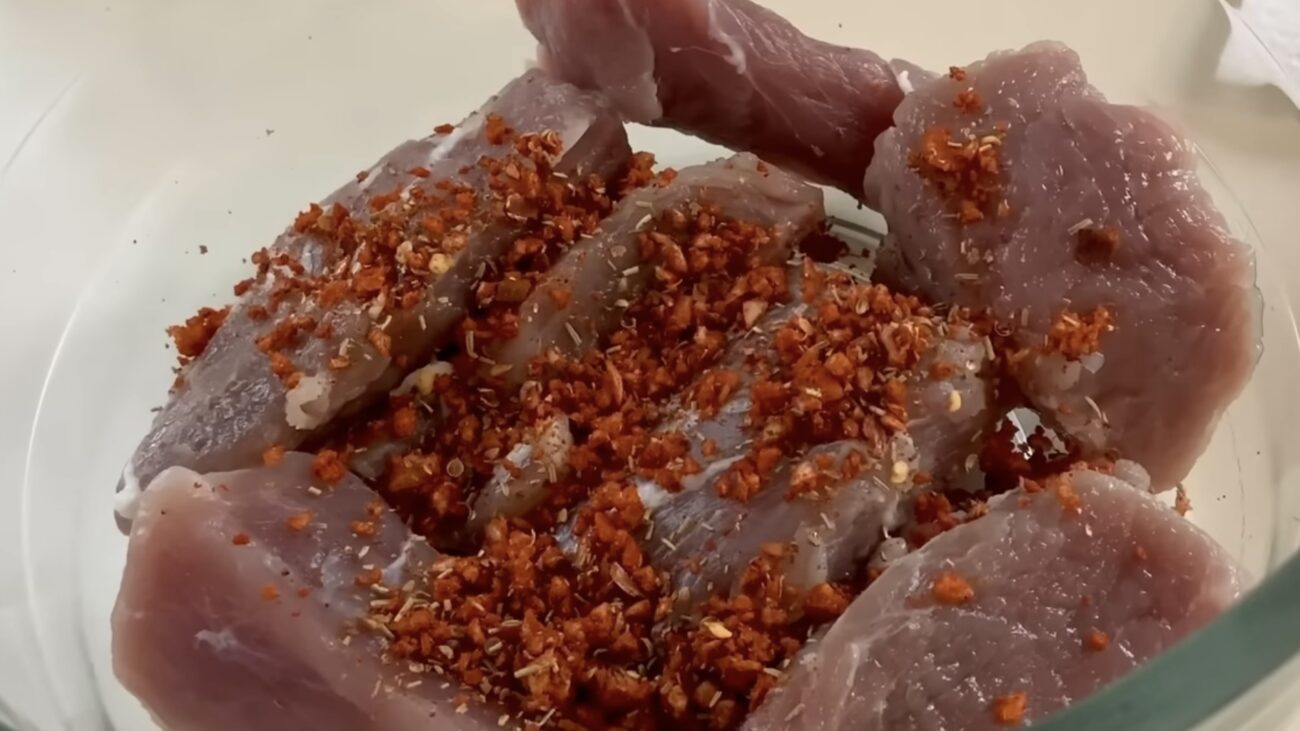 Господині розповіли, як приготувати домашній вʼялений балик за 4 дні 