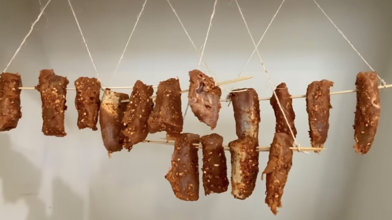 Господині розповіли, як приготувати домашній вʼялений балик за 4 дні 