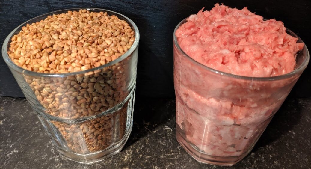 1 стакан гречки і 1 стакан фаршу — просто, дешево, і дуже смачно: такої вечері вистачить на родину з 4-х 