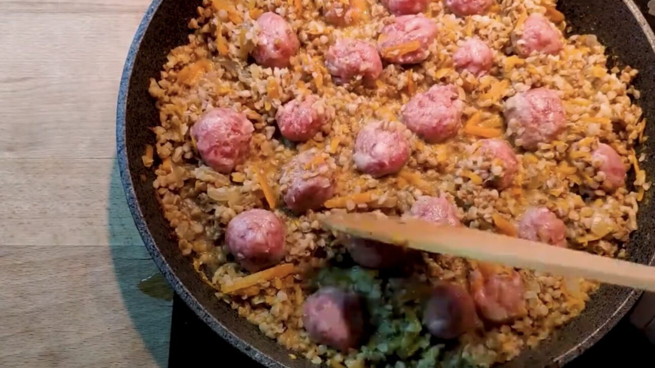 Господині розповіли, як приготуватисмачну вечерю з гречки та фаршу 