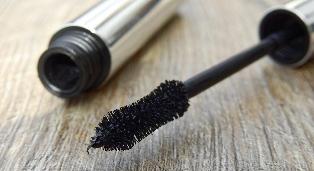 Перестаньте облизувати щіточку! Якщо підсохла туш для вій, ще на тиждень “оживити” косметику допоможе 1 річ 