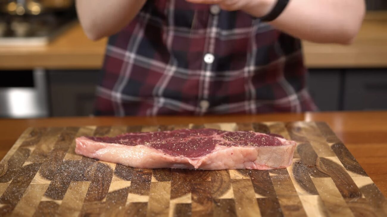 Господині розповіли, як у домашніх умовах приготувати стейк як в ресторані  