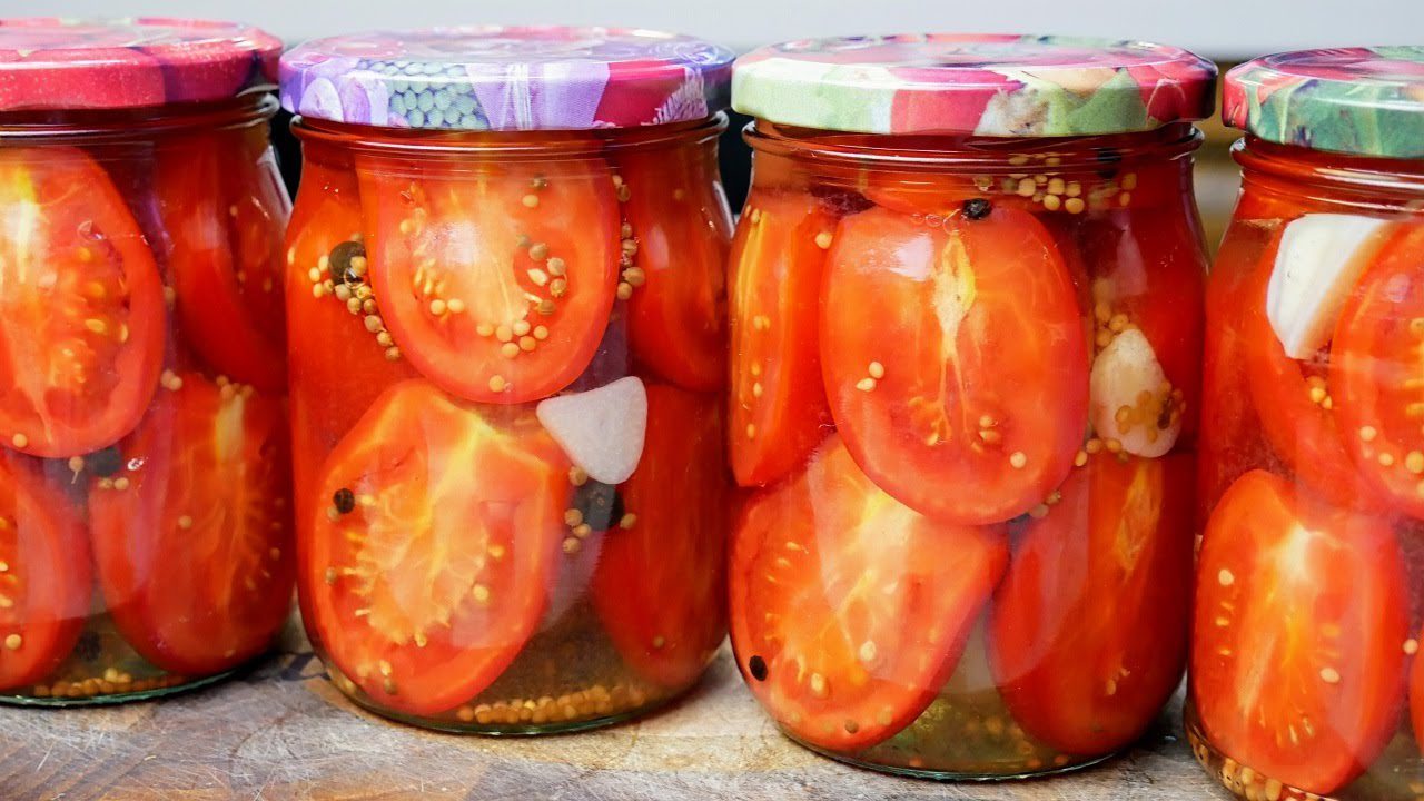 Господині розповіли, як приготувати пікантні мариновані помідори на зиму 