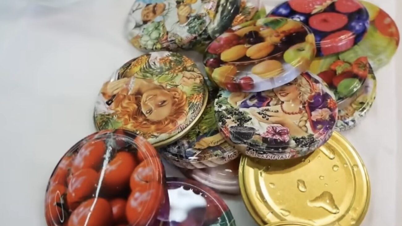 Господині розповіли, як приготувати пікантні мариновані помідори на зиму 