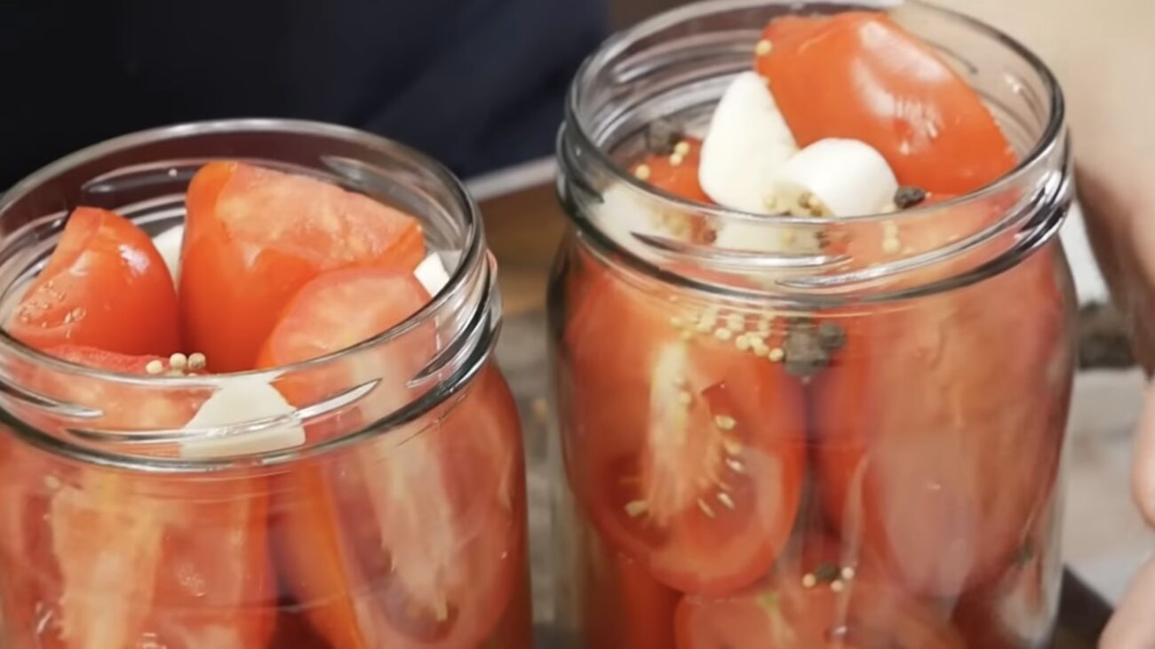 Господині розповіли, як приготувати пікантні мариновані помідори на зиму 