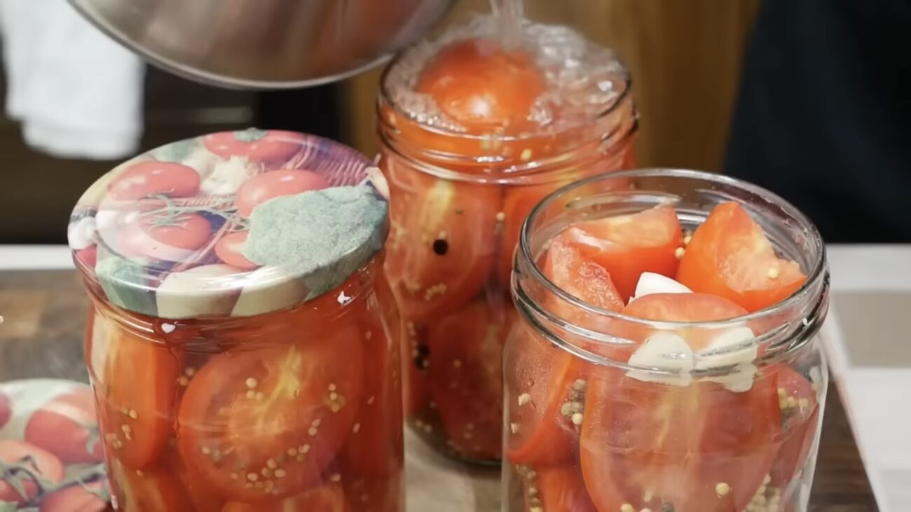 Господині розповіли, як приготувати пікантні мариновані помідори на зиму 