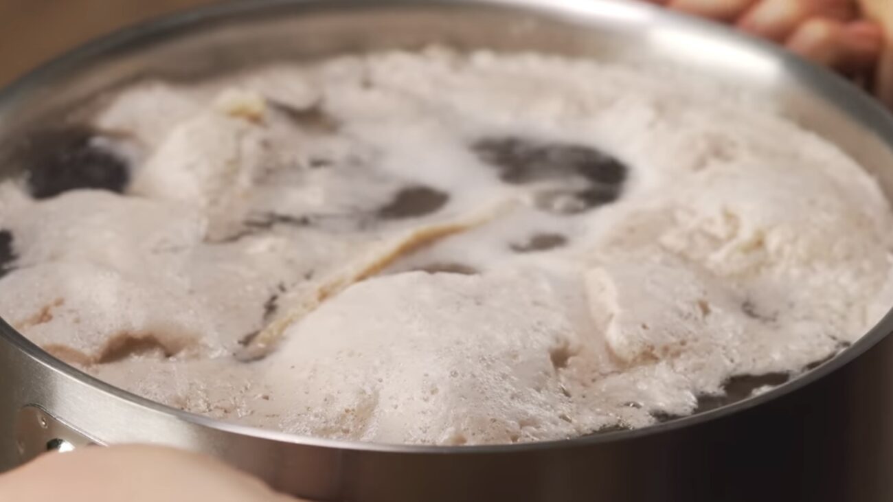 Кухарі розповіли, на якому мʼясі категорично не можна варити бульйон Кухарі розповіли, на якому мʼясі категорично не можна варити бульйон