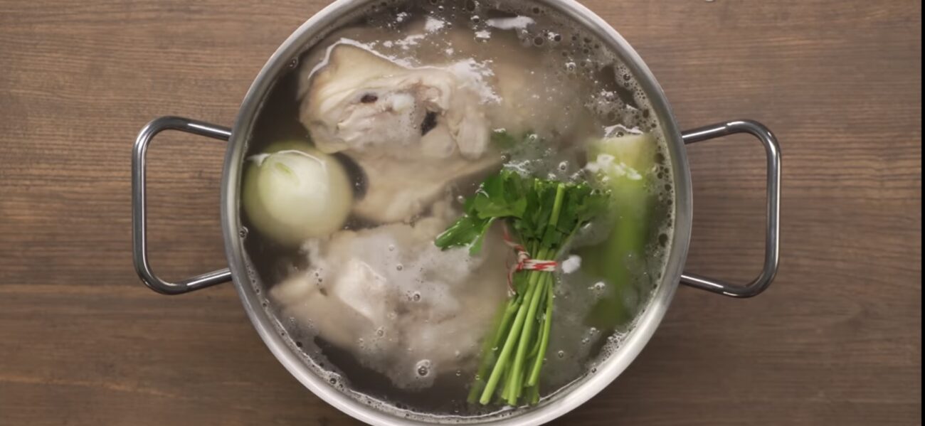 Кухарі розповіли, на якому мʼясі категорично не можна варити бульйон Кухарі розповіли, на якому мʼясі категорично не можна варити бульйон