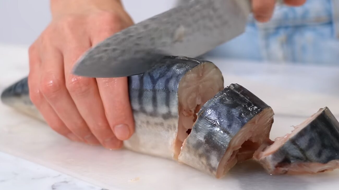 Господині поділилися рецептом смачної малосольної скумбрії Господині поділилися рецептом смачної малосольної скумбрії