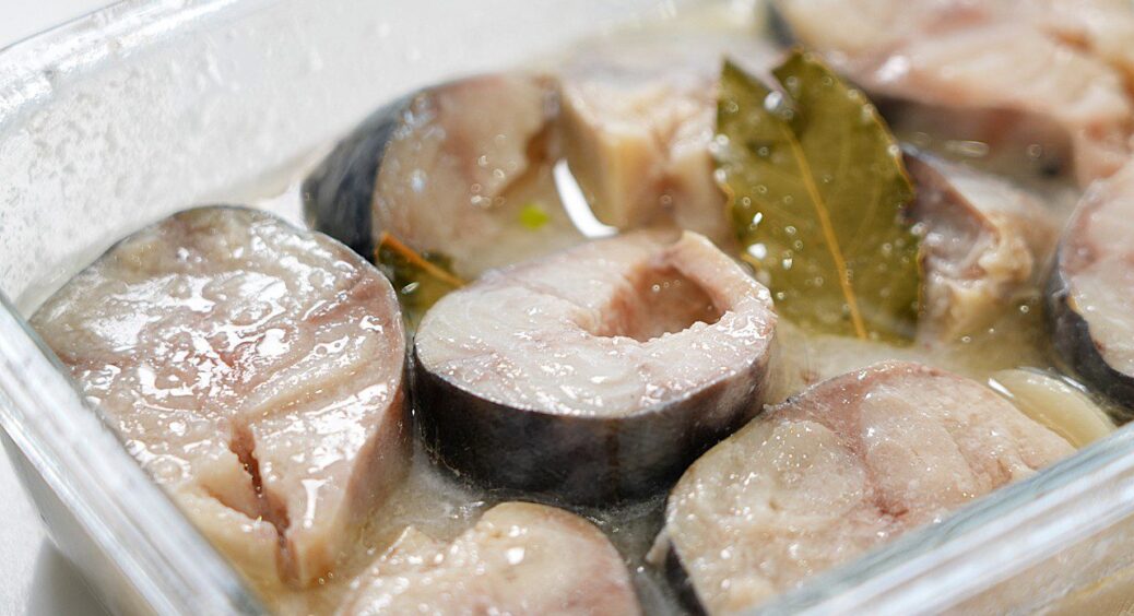 Смачніше цієї скумбрії не спробуєте навіть у ресторані: весь секрет у маринаді — 2 ложки солі + 200 мл води 