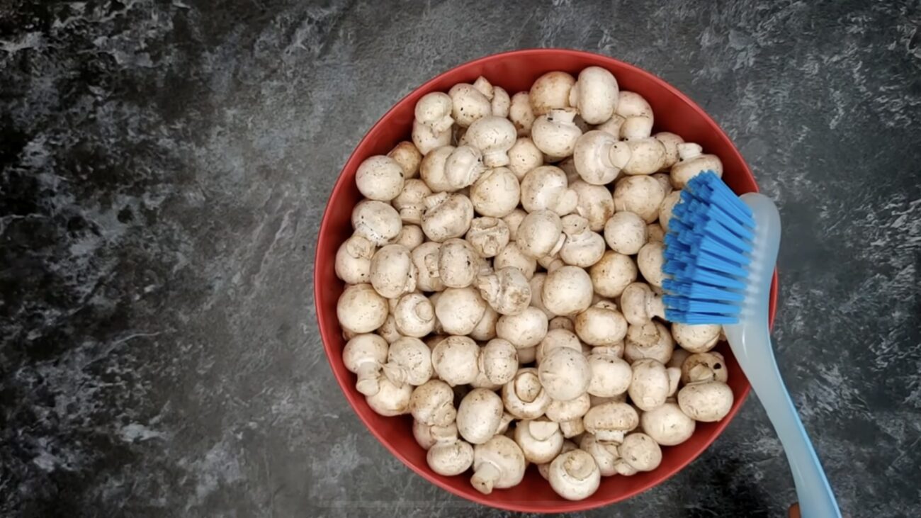 Господині поділилися рецептом смачних маринованих грибів 