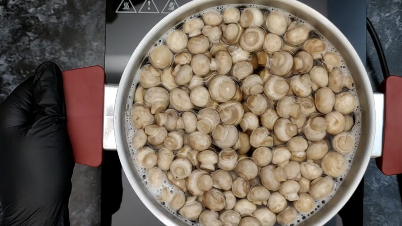 Господині поділилися рецептом смачних маринованих грибів 