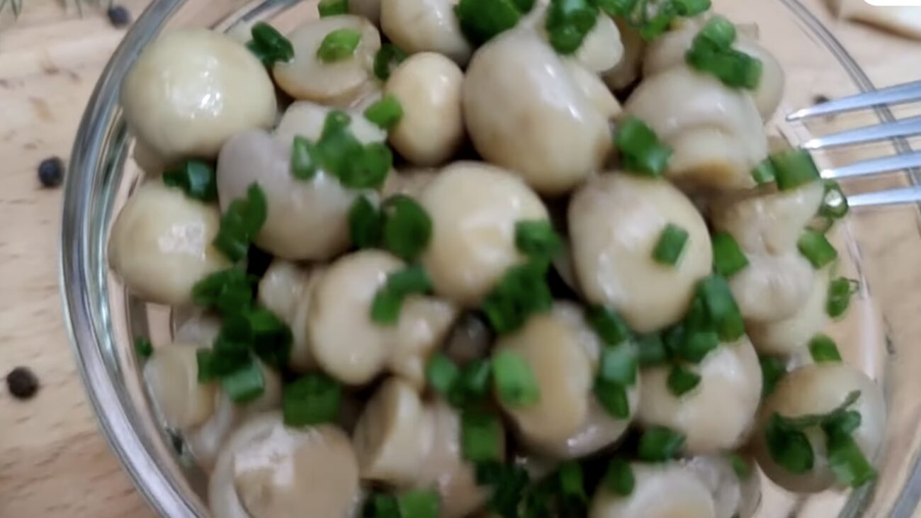Господині поділилися рецептом смачних маринованих грибів 
