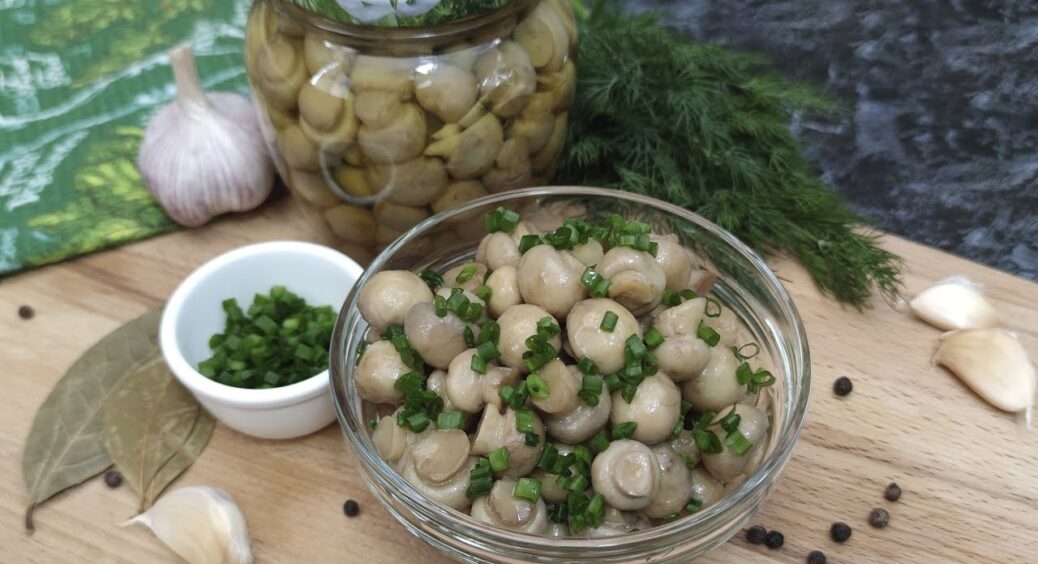 Рецепт маринованих грибів мені дістався у спадок від бабусі: 1 ложка солі + 1 кг шампіньйонів = ідеально 