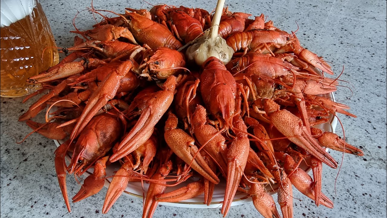 Господині показали рецепт, як варити раків без річного запаху 