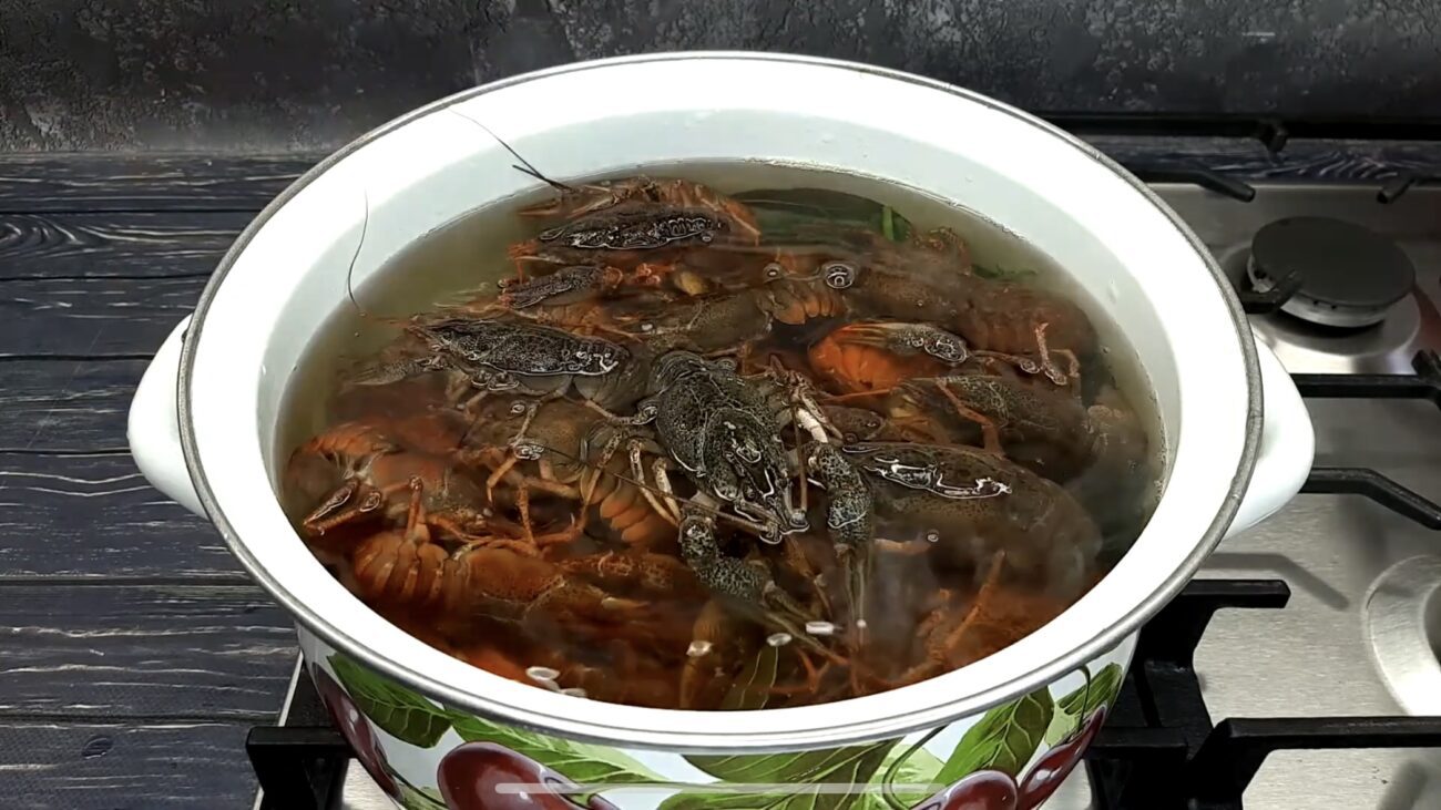 Господині показали рецепт, як варити раків без річного запаху 